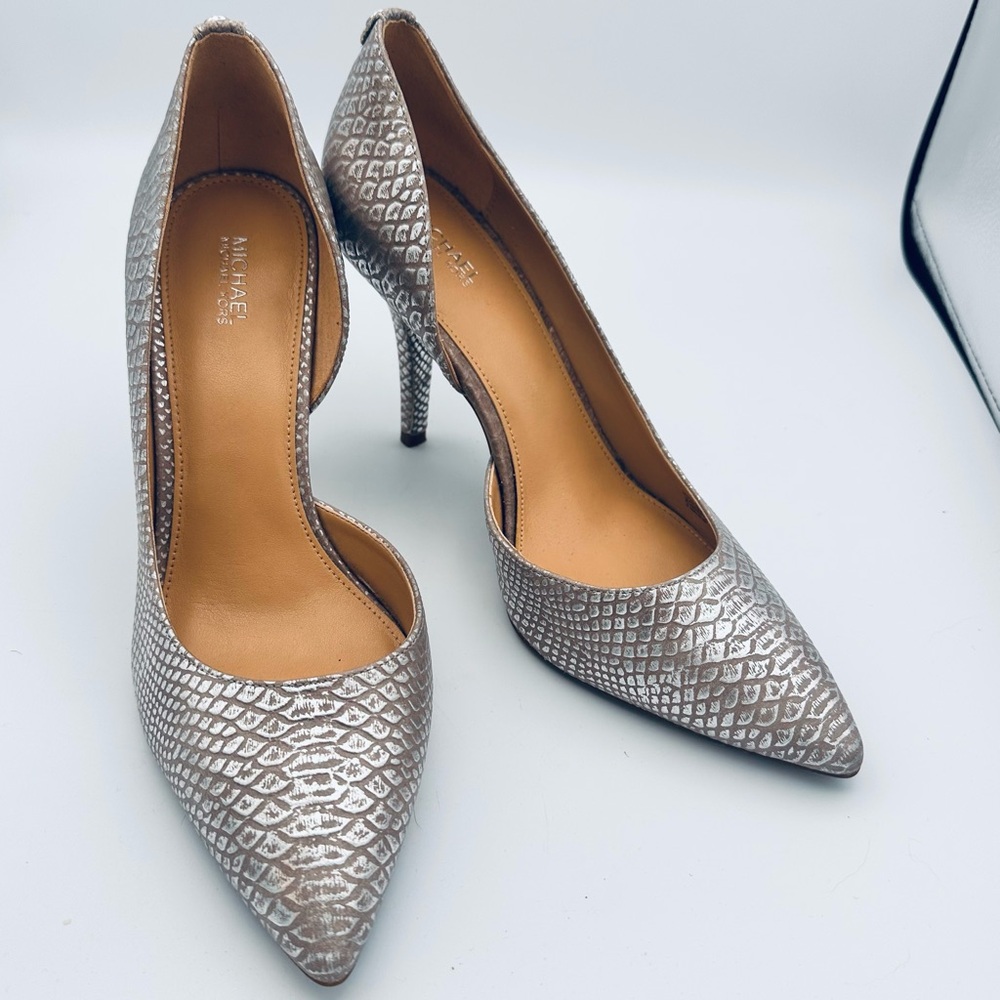 Michael Michael Kors NATHALIE FLEX
HIGH PUMP
METALLIC EMBOSSED LEATHER